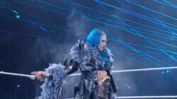 「まるでターミネーター」世界的人気を誇る日本人女子レスラーの“闇堕ち”ド派手コスチューム姿が話題に「凛々しい」