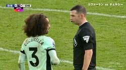 髪引っ張られ事件再び勃発！「やり合ってるw」チェルシーの長髪DFが密着ディフェンス→ヘアスタイル悪用され引き倒される瞬間が話題 「これが僕のスタイル」本人は淡々とコメント