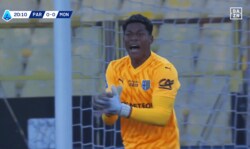 嘘だろ？ 鈴木彩艶が衝撃の“70m超ホームラン級キック”炸裂→「飛びすぎやろ」「まじでえぐい」ファン仰天