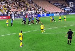 衝撃！ 川崎GKがC・ロナウドの“超高速ドライブFK”を止めてファン騒然！「常人じゃない超反射神経」「見た目以上に難しいスーパーセーブ」「神の領域に到達」【ALCE準決勝】