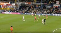 「ファウルだろ！」「完全に潰されたな…」ルートン橋岡大樹がフィジカルバトル→強烈タックルで吹っ飛ばされる瞬間　マンCの超万能DFからの厳しい一撃にスタジアム騒然