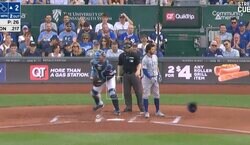 打者がブチギレ！ 三振して大激怒→バットもヘルメットもブン投げて大暴れ「ヤバいだろ」「勝手にやらかして勝手にキレるw」