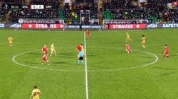 「ほぼノールック」鎌田大地、密集突破のラストパス！「よく出したな」「素晴らしいな」ゴラッソをアシストした瞬間