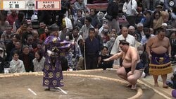 「セカンドバッグみたい」横綱の手に“分厚い懸賞束”「懸賞金がデカい」ファン驚愕