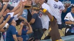 獲ったの？どっち？ パ軍外野手がダルビッシュを救う超絶ホームランキャッチも突如“謎の動き”で全視聴者が騙された瞬間「入ったと思ったw」