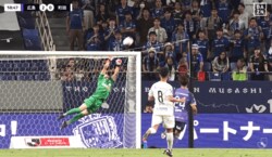 「令和版・大迫ハンパない！」意味不明ミラクルセーブが話題「なぜ触れる？」「異次元だわ」広島守護神が予測不能シュートを海老反りブロックした瞬間