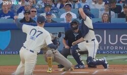 やめてくれよ？ すっぽ抜けた危険球が頭上を“高速通過”「怖いわ」相手打者が転倒…ド軍左腕がとんでもないボール「不穏な空気だなw」