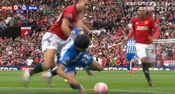 三笘薫への強烈タックルからはじまったバチバチのしばき合い！ダイブ、タックル、スライディングの応酬に倒れ込む選手…試合序盤からヤンチャ過ぎるやり合いにピッチも騒然「笛吹いてよ！」