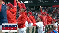 大谷翔平、同僚の“9回裏同点弾”に立ち上がり拍手喝采 「にこ谷」「だから…泣くって」奇跡の展開にファン感動