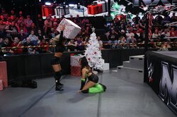 何やってんの？ 美女レスラー、クリスマスツリーに向かって“まさかの行動” 衝撃展開に実況も唖然