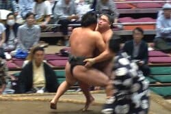 背筋力265キロの“規格外”パワーに相手力士が“愕然” 男前対決で土俵際の攻防が話題