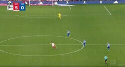 世界中から称賛の嵐！50メートルから突き刺した“超スーパーゴール”　GKが奇妙な動き→突然右足を一閃… ケインの美しすぎるロングシュートが決まる瞬間