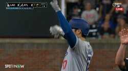 大谷翔平、2打席連続タイムリーでブルペンと“交信”…技あり同点打にチームメイトもノリノリ「みんなでやってるw」