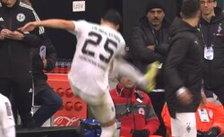 「出場停止レベルだろ」 ブチギレすぎ！ 侮辱して挑発、退場宣告に怒りが爆発　ベンチ前で暴れまくる問題シーン