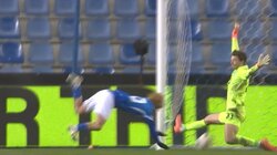 「え、入ってないの？」伊東純也、魂の“低空”ダイビングヘッド弾！「顔大丈夫？」「キーパーよく止めたわ」完璧ミートも“ライン上の神セーブ”にファン溜息