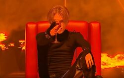 ワイングラスを片手で粉々に！「すげえええええ」「握力やばい」筋肉隆々のイケメンアイドル、過激パフォーマンスに他のアイドルたちも絶句