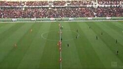 後半キックオフ直前に「異様な光景」堂安律ら8人の選手が前線に並ぶ フライブルクが仕掛けた“超攻撃的フォーメーション”