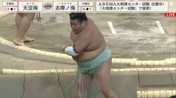 「ぐわっ」派手にゴロン、からのスタッ！負けても魅せる力士の高速回転・前回り受け身が館内にウケまくる