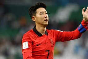 【W杯】韓国FWソン・フンミン、靴下破れるハードタックル被害に母国驚き「ぞっとする場面」