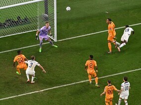 “意味不明”なワンダーゴールが爆誕！米国FWが起こした奇跡が話題沸騰「訳分からんくらい上手い」「意図的だったらとんでもないぞ」【W杯】