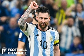 メッシvsC・ロナウド論争、ついに決着？　W杯優勝なら「最も偉大な選手と認めざるを得ない」