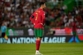 「ロナウドに何を着せているの⁉」ポルトガル代表の「CR7新ユニフォーム着用動画」にまさかのコメント多数……赤と緑の大胆配色が要因か