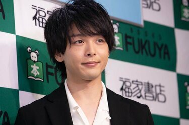 中村倫也 童歌 写真集発売記念イベント 握手会 中村倫也、モテ事情や結婚観について語る 『童詩』発売記念イベント
