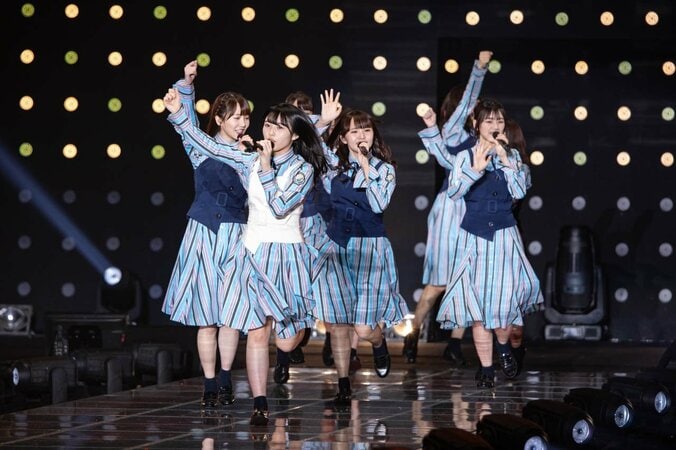 日向坂46が平成最後の『TGC』で3曲ミニライブ、濱岸ひよりが初ランウェイで笑顔を見せる 36枚目