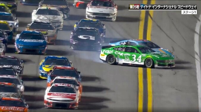 【写真・画像】「危ない」給油中に“急発進”→クルー同士が激突し転倒！ お粗末なピットインに解説者も苦言「せっかくガスだけ入れてるのに…」　1枚目