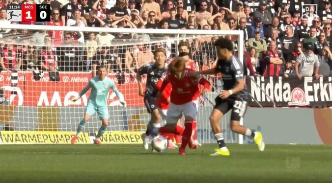 一体、何が…？ 佐野海舟にタックルで“珍ハプニング”「止めたれよ」「大丈夫か」ドイツ代表DFが起き上がれず悶絶→ボールがまさかの直撃 2枚目