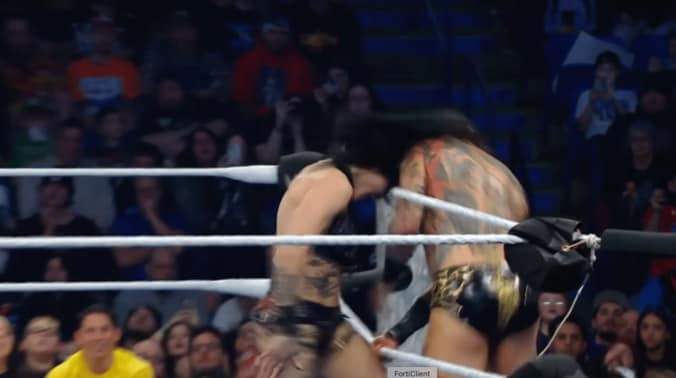 リアがアリスターにヘッドバットをお見舞い