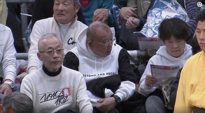 大相撲、向正面に“大物落語家”の飾らない姿 「一瞬一般人」「師匠」「ずっと右端に」ファンざわつく 3枚目