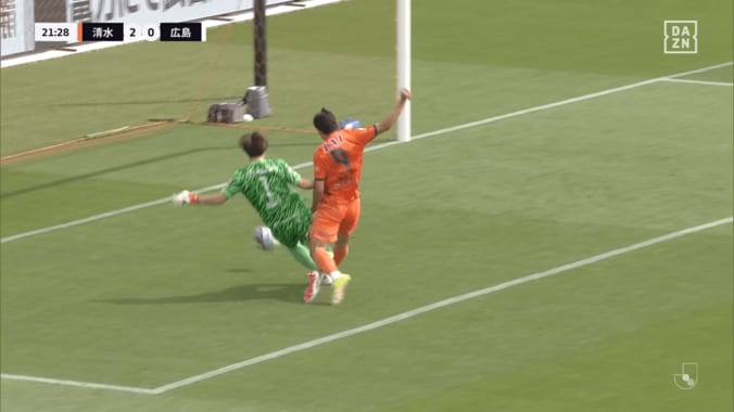 「何してる…」日本代表GKが“痛恨ミス”でまさかの失点→ファン悲鳴「さすがに擁護できん」「最近どうした」大迫敬介が天を仰ぐ 3枚目