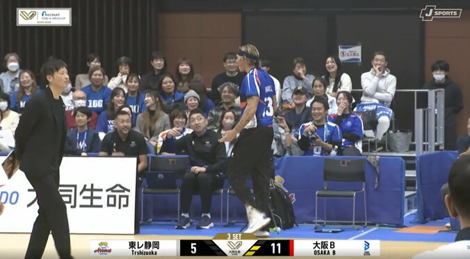 選手交代でまさかの光景