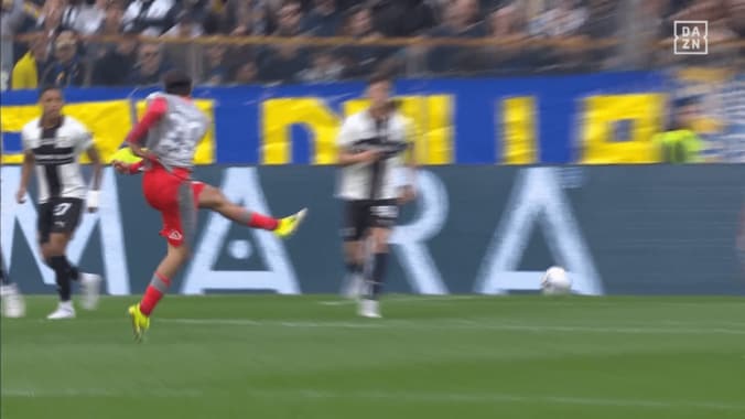 「漫画みたいな軌道」鈴木彩艶が“急加速イーグルショット失点”で唖然…「どんなGKでも無理」「松山光くんだ」ファンが驚愕＆同情 5枚目