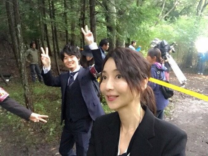 稲森いずみ&神木隆之介、2ショット公開　笑顔でWピースする姿に「神木くん可愛い」と反響 1枚目