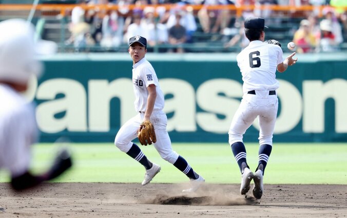 甲子園が騒然！一体、何が起こったんだ…  二遊間の“芸術的”バックトス、ダイビングキャッチ “161球熱投”のエース・上田海翔を支えた「守りの野球」富山商の超絶美技が炸裂する瞬間 1枚目