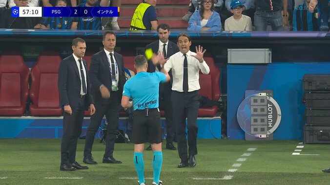 【映像】ミスタービーンのような“謎ジェスチャー”