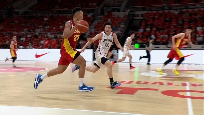 【バスケ中国戦】「どこがファウルやねん！」富永啓生ビックリの“不可解ジャッジ”にネット疑問…「キックボールだわ」「可哀想すぎる」 2枚目