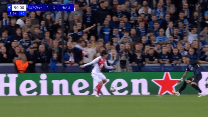 絶品！ 南野拓実、CLで“吸い付きトラップ”からアシスト！「めちゃくちゃ綺麗」「うますぎるやろ」元バルサFWの初得点を演出した瞬間 5枚目