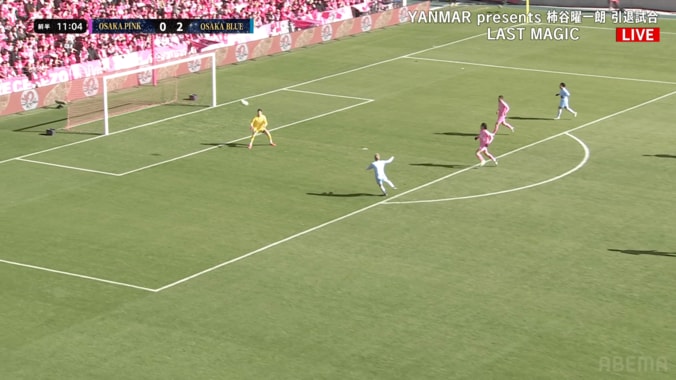 “黄金の左”を炸裂！本田圭佑が「ガチすぎる」「まったく遠慮なし笑」主役・柿谷曜一朗も驚愕のダイレクトボレー「威力がすごい」 4枚目