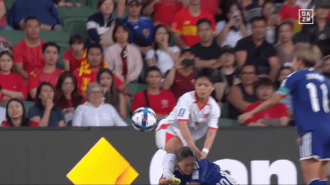 「荒いな…」なでしこ10番に“痛々しいアクシデント”発生「思い切り蹴られてる」長野風花が後方から倒される→頭部に足直撃でファン悲鳴【女子アジアカップ】 3枚目
