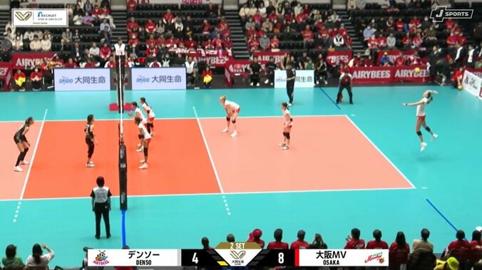 高い打点から見事なフローターサーブ