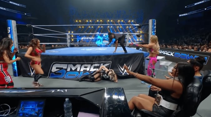 美女レスラー、リングの“隙間”に挟まってしまう