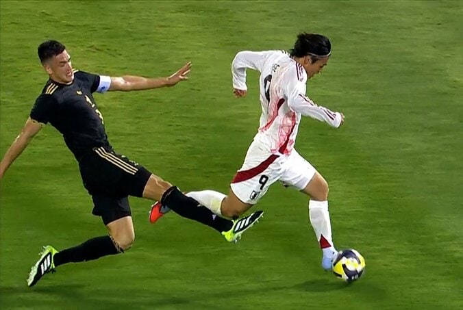 「恥ずかしい」上田綺世への“危険タックル”で一発退場！メキシコ主将に批判殺到「酷い」「親善試合でVARって…」 3枚目