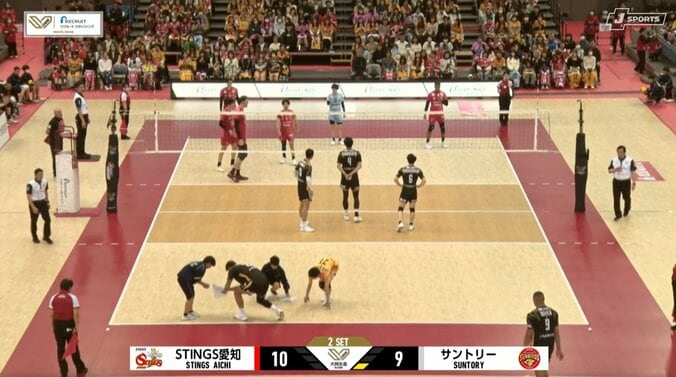 「ちょっと貸しなさい！」男子バレー、スター選手が自らガシガシと雑巾掛け まさかの“珍光景”にアリーナから笑い 2枚目