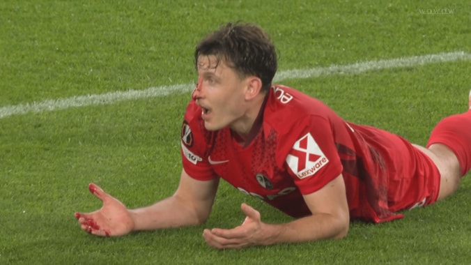 鼻から大量流血…「肘を振ってる」超危険エルボーで一発退場「なんで笑ってる？」「今大会終了だな」22歳FWに批判殺到 4枚目