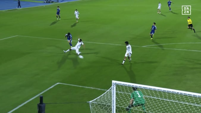 【写真・画像】「キック精度まじで高いな」堂安律、“完璧クロス”でゴラッソをアシスト！「めっちゃ良いボール」CKからヘディング弾をお膳立てした瞬間　1枚目