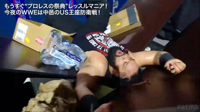 ゴミ山に投げ捨てられ、テーブルは真っ二つに