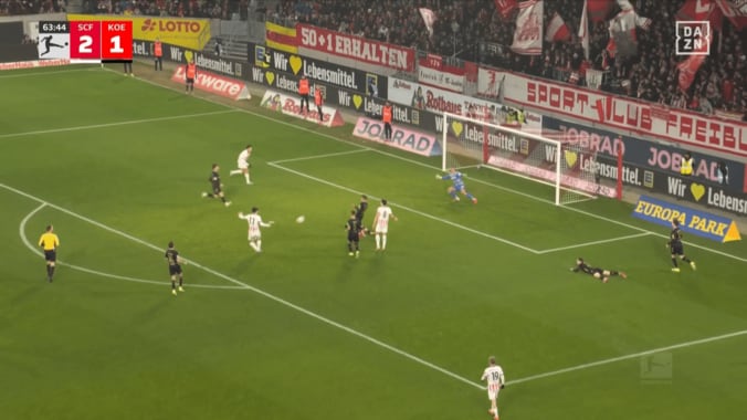 衝撃！日本代表MFが“股抜きドリブル”で相手2人を無力化「ぶち抜いた」「そこ突破するのバケモノ」鈴木唯人の決定機演出にスタジアム騒然 5枚目